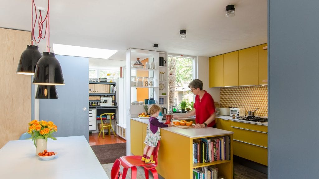 8-cozinhas-chiques-e-compactas-em-forma-de-u-dezeen 01 8-cozinhas-chiques-e-compactas-em-forma-de-u-dezeen 01