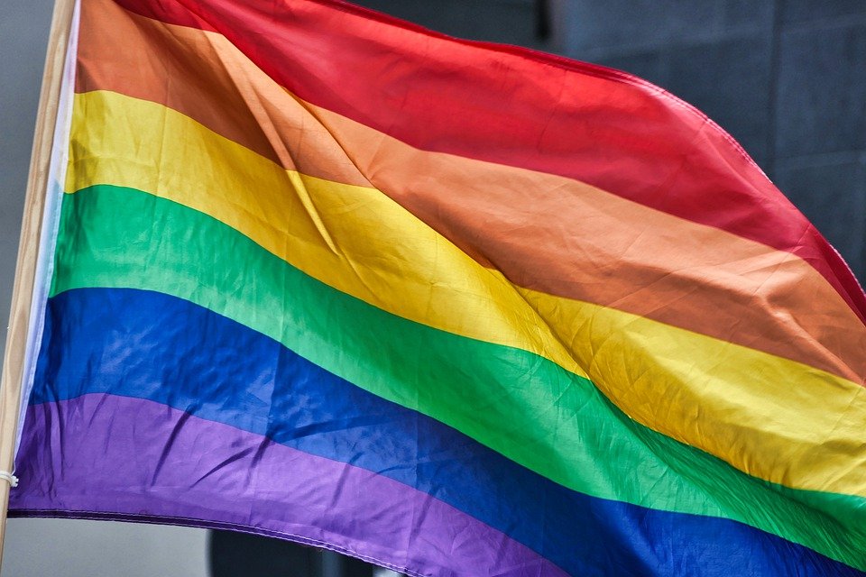 Designer recria a bandeira LGBTQIA+ com mais cores e inclusividade! Designer recria a bandeira LGBTQIA+ com mais cores e inclusividade!