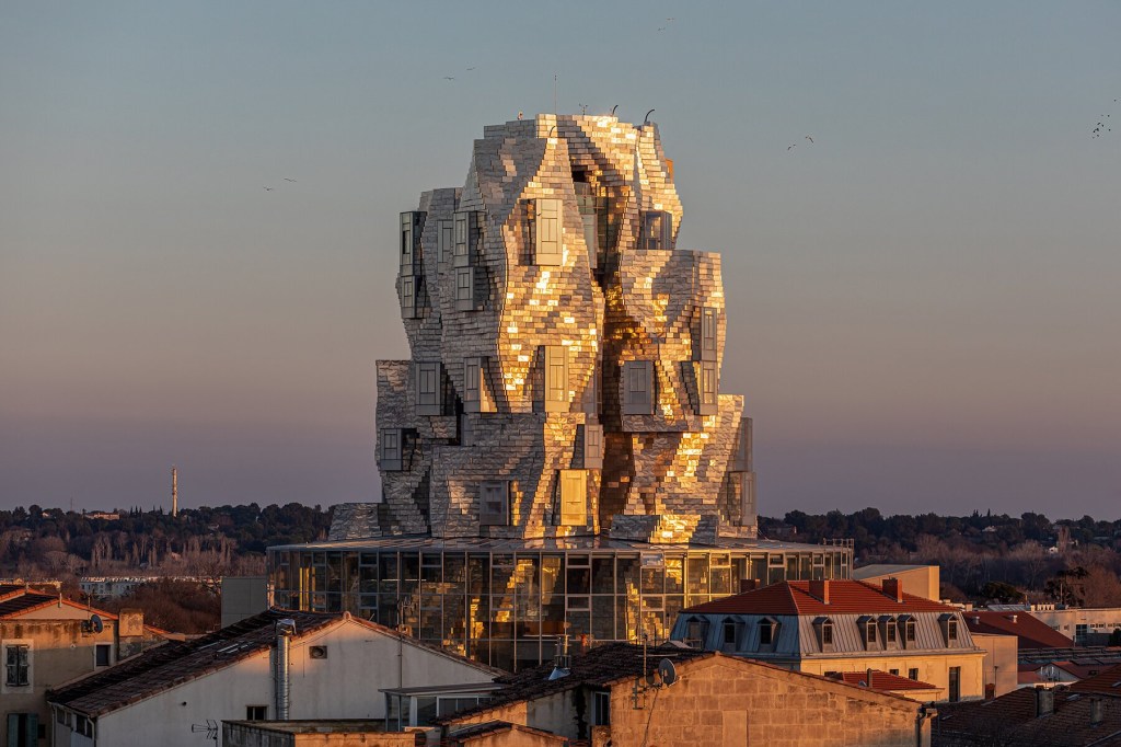 LUMA-é-um-museu-que-parece-vindo-do-futuro-dezeen 06 LUMA-é-um-museu-que-parece-vindo-do-futuro-dezeen 06