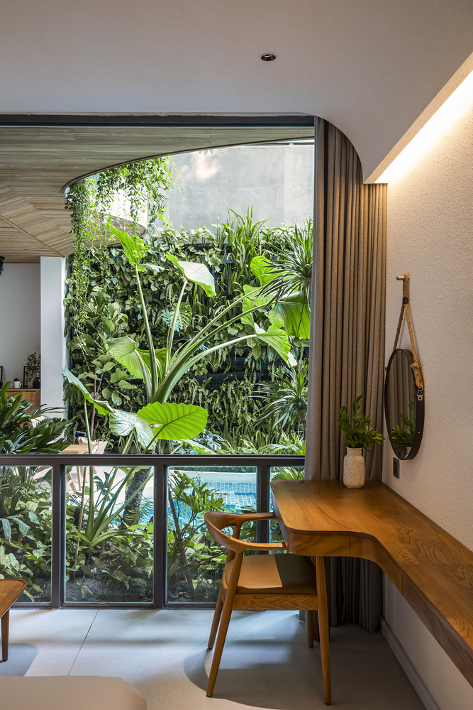 floresta-particular-varanda-parece-selva-casa.com-archdaily-ka-studio-hiroyuki-oki-21 Visão de um das varandas do prédio, com vista para uma vegetação volumosa e também vista para a piscina