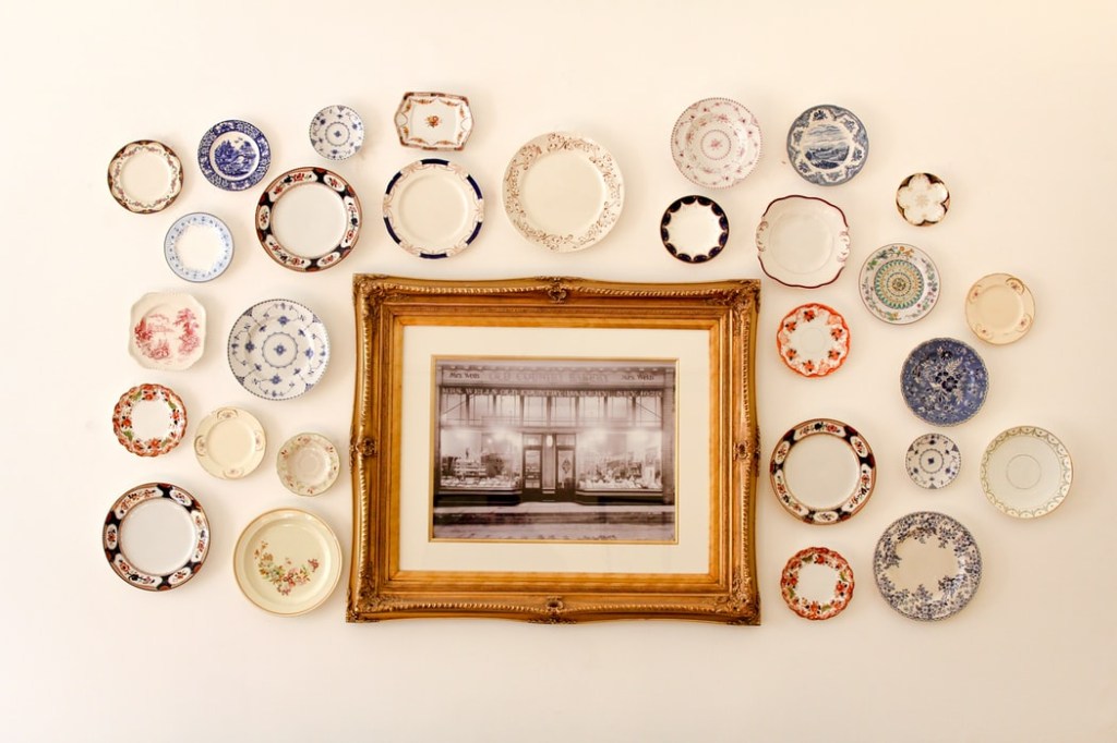 pratos-na-parede-casa.com-7-unsplash-chance-aderson Composição com pratos pequenos em volta de quadro com foto
