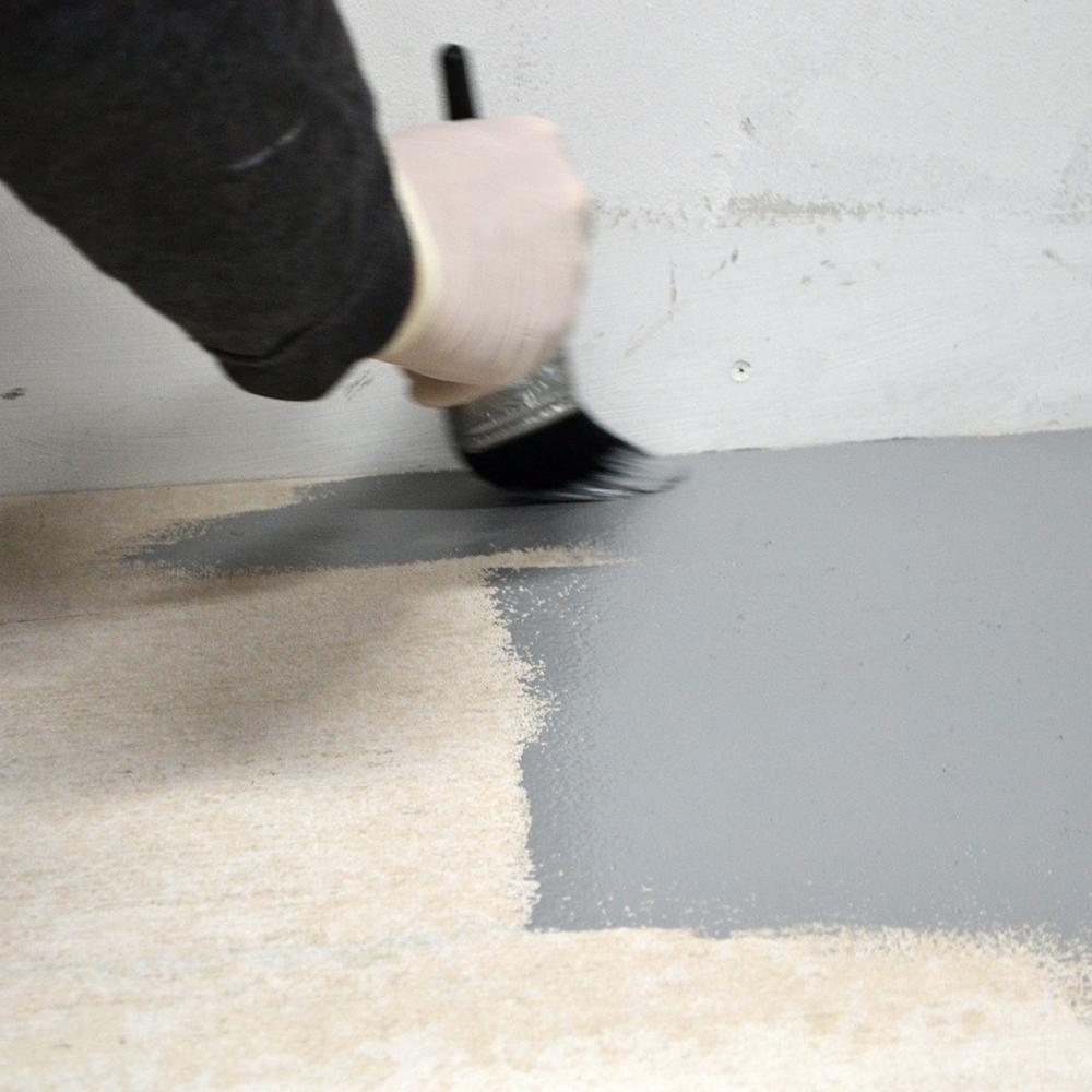 tinta-para-piso-casa.com-3-floorsaver Chão sendo pintado de cinza com pincel