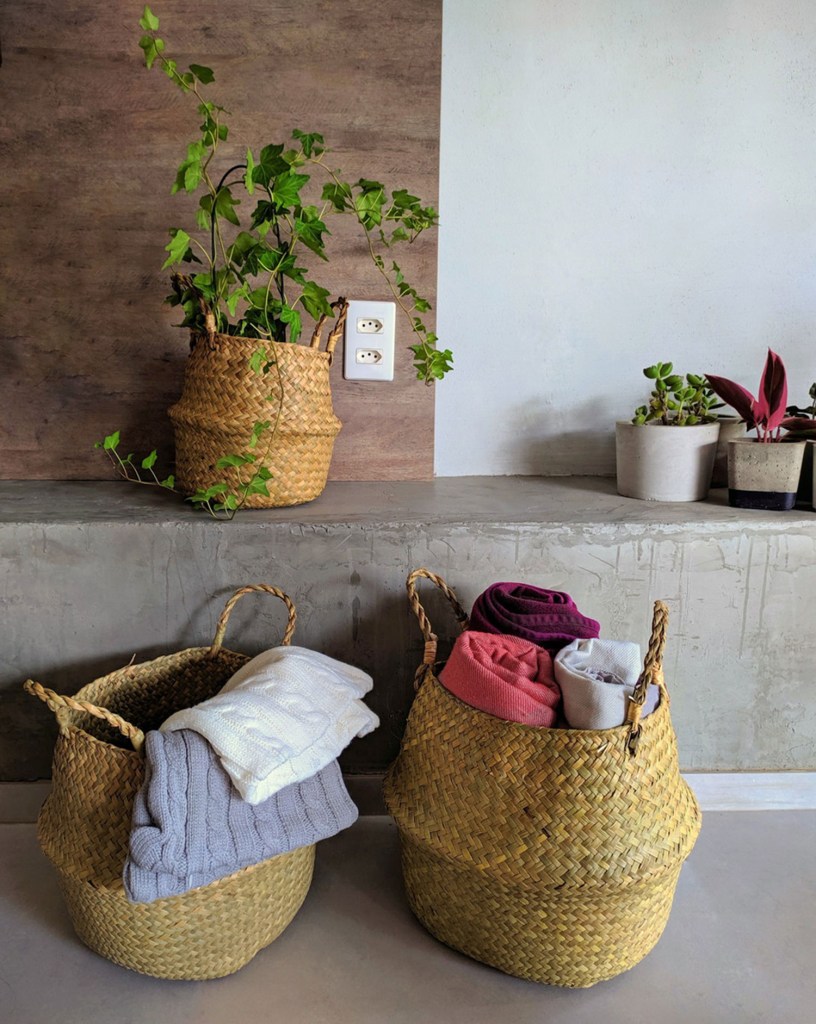5-tendencias-para-o-inverno-de-2021-casa.com-4-elo7-casa-de-domingo Cesto de palha são usados para guardar cobertores
