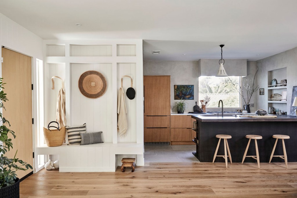 5-tendencias-para-o-inverno-de-2021-casa.com-7-architectural-digest-jenna-peffley Sala de estar com cozinha integrada. Tons de madeira, branco e preto se mesclam para criar ambiente aconchegante