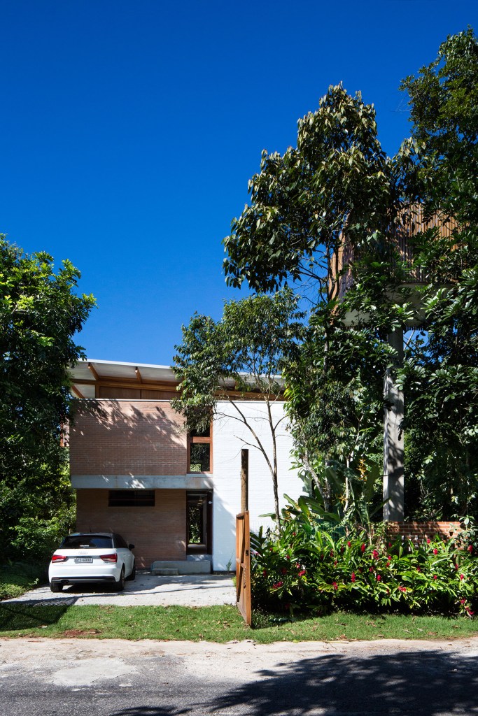 casa-na-praia-cria-dialogo-com-natureza-em-volta-casa.com-bruno-rossi-arquitetos-andre-scarpa_I3A6451-Editar-Editar casa-na-praia-cria-dialogo-com-natureza-em-volta-casa.com-bruno-rossi-arquitetos-andre-scarpa_I3A6451-Editar-Editar