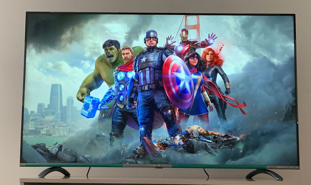 review-britania-lanca-sua-primeira-televisao-casa.com-2 TV Britânia 55" com tela de carregamento do jogo Marvel'Avengers, com personagens do jogo agrupados ao centro