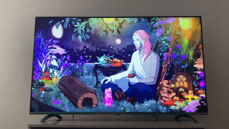 TV Britânia 55" com animação colorida na tela