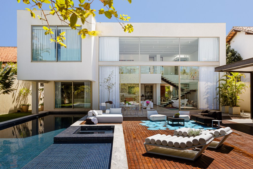 Casa do jogador Everton Ribeiro tem 1.300 m² e pegada artsy