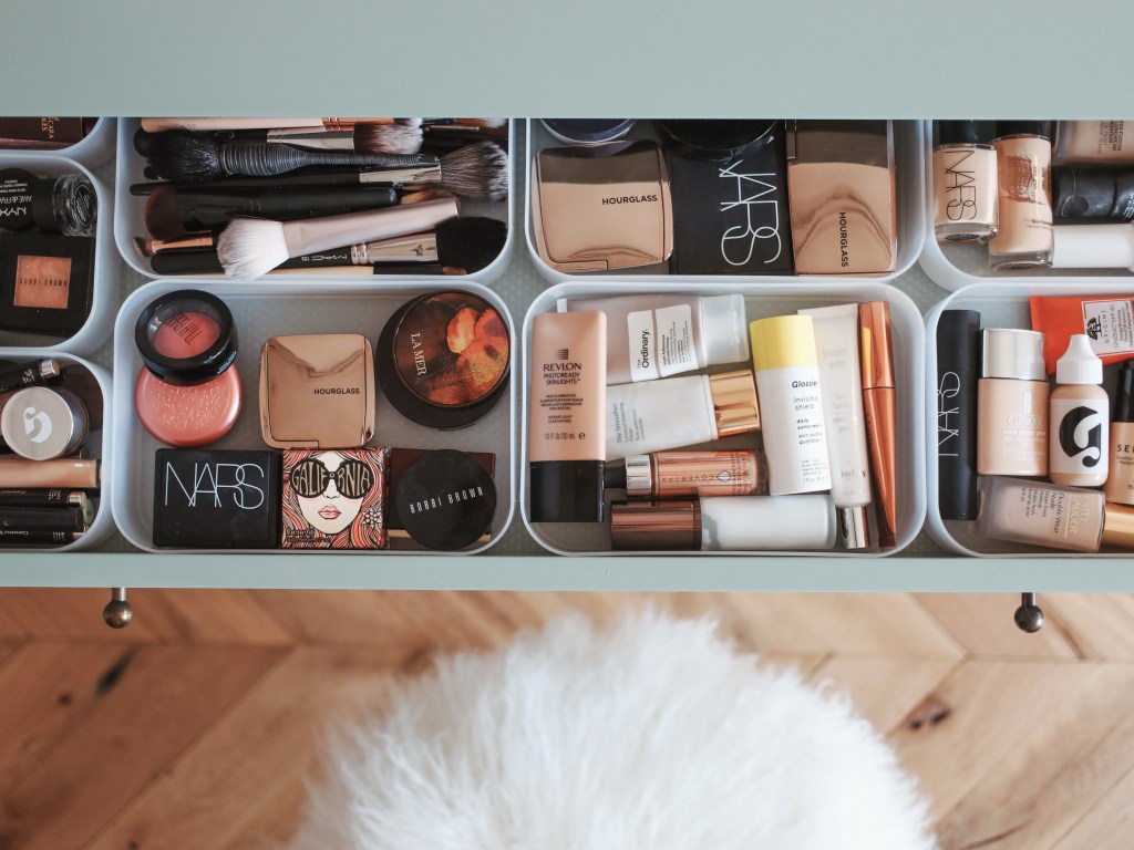 Dicas-de-como-organizar-itens-de-beleza-de-maneira-divertida-e-funcional-pinterest-03