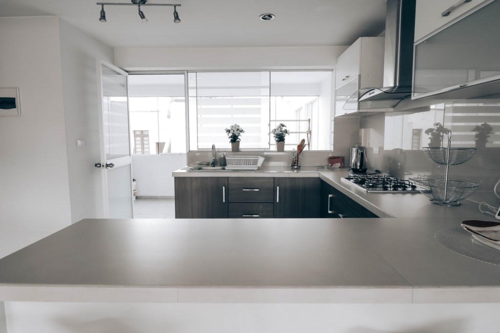 arquitetas-explicam-como-realizar-sonho-de-uma-cozinha-com-ilha-e-bancada-casa.com-12-unsplash-wade-momberg arquitetas-explicam-como-realizar-sonho-de-uma-cozinha-com-ilha-e-bancada-casa.com-12-unsplash-wade-momberg