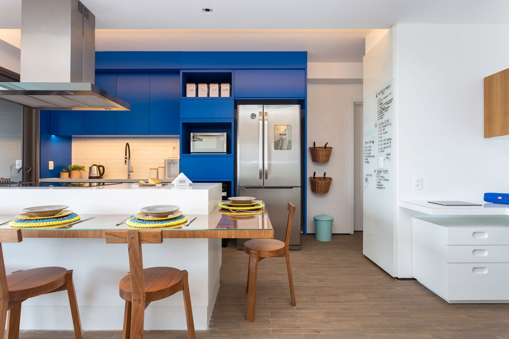 arquitetas-explicam-como-realizar-sonho-de-uma-cozinha-com-ilha-e-bancada-casa.com-3-studio-tan-gram-estudio-sao-paulo arquitetas-explicam-como-realizar-sonho-de-uma-cozinha-com-ilha-e-bancada-casa.com-3-studio-tan-gram-estudio-sao-paulo