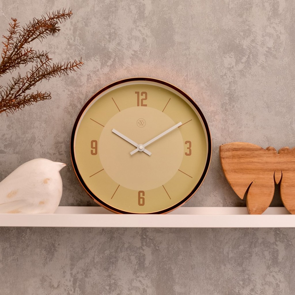 veja-solucoes-para-decorar-as-paredes-da-sua-casa-casa.com-3-etna Estante branca presa a uma parede de cimento queimado, nela um pássaro de porcelana, um relógio de parede e uma escultura de madeira
