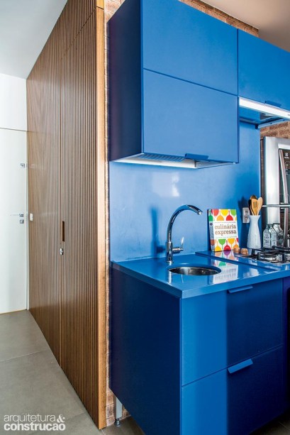 Os armários da cozinha (MC Marcenaria) levam agradável tom verde no laminado que finaliza o compensado. Entre os revestimentos, imperam aqueles fáceis de cuidar, como o piso vinílico e a pintura cuja cor suja menos do que o branco