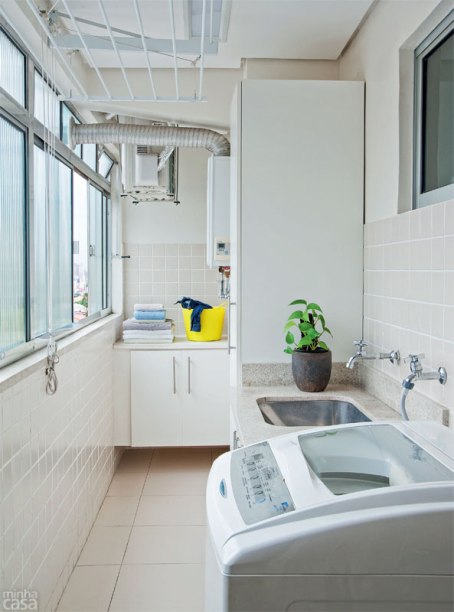 <span>A lavanderia teve o espaço muito mais bem aproveitado. O antigo quarto de empregada recebeu um gabinete com tampo livre. Projeto da designer de interiores Patrícia Ribeiro, do escritório Ribeiro Grober.</span> <span>A lavanderia teve o espaço muito mais bem aproveitado. O antigo quarto de empregada recebeu um gabinete com tampo livre. Projeto da designer de interiores Patrícia Ribeiro, do escritório Ribeiro Grober.</span>