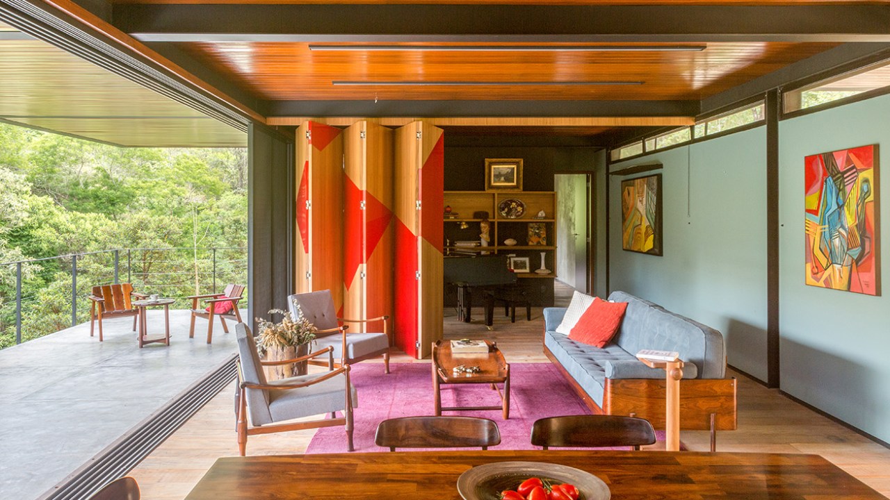 Porta camarão: a versão elegante da porta sanfonada. Projeto de Ao Cubo Arquitetura.