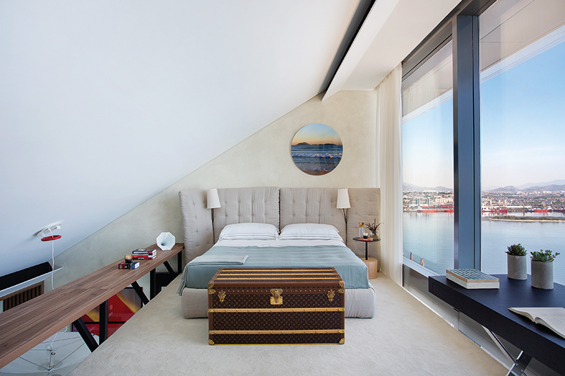 Diante dos 49 m&sup2; dispon&iacute;veis, os arquitetos Andr&eacute; Piva e Vanessa Borgespensaram em tirar partido do p&eacute;-direitoduplo e projetar um mezanino de estrutura met&aacute;lica para acomodaro quarto (revestido com carpete no padr&atilde;o linho, da Avanti Tapetes).&ldquo;O ambiente tinha um enorme panode vidro que poderia ser aproveitado.Com a cria&ccedil;&atilde;o do segundo andar, conseguimos um total de 80 m&sup2; parao loft&rdquo;, diz Vanessa