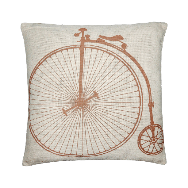 Almofada Bicicleta, de 40 x 40&thinsp;cm, de algod&atilde;o, por R$&thinsp;21,99 em&nbsp;<a href="https://www.gotoshop.com.br/decoracao/CapaseAlmofadas/Almofadasdecorativas/Almofada-Estampada-40X40-2364-6429410.html?utm_source=sites&utm_medium=materia_minhacasa&utm_campaign=edicaojun&utm_content=201806" target="_blank" rel="noopener">abr.ai/almofada-40</a>