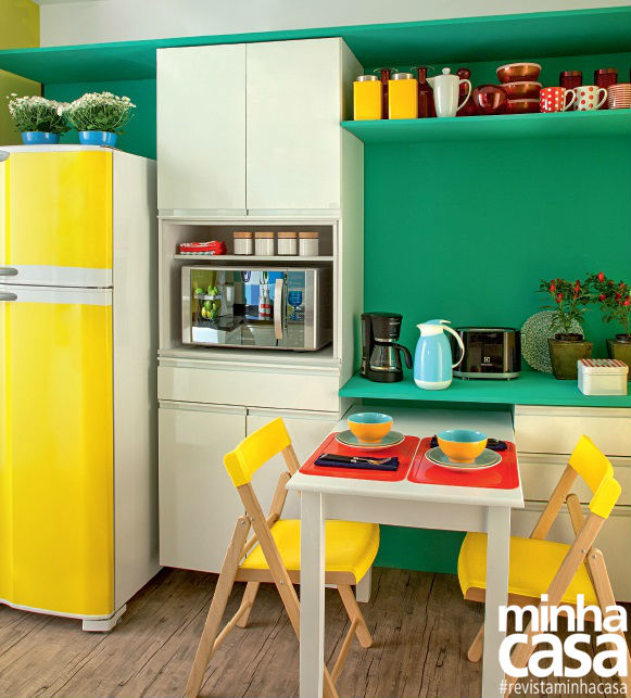 Cozinha verde, amarela e azul reúne ideias para otimizar espaços pequenos