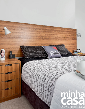 Para o quarto, o arquiteto apresentou uma proposta bem diferente da feita para o restante do ap&ecirc;. &ldquo;Nesse c&ocirc;modo, a ideia &eacute; esquecer-se de tudo e dormir. Por esse motivo, somente tons neutros tiveram vez&rdquo;, justifica.&nbsp;<span>As lumin&aacute;rias fixadas no painel da cabeceira s&atilde;o modelos de mesa comuns que foram embutidos na marcenaria, assim como seus respectivos interruptores. Projeto do&nbsp;arquiteto Rafael Amaral Ten&oacute;rio.</span>