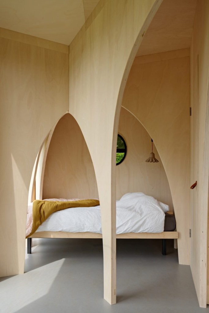 ambientes-cabanas-quarto-casa-interiores-dezeen-01