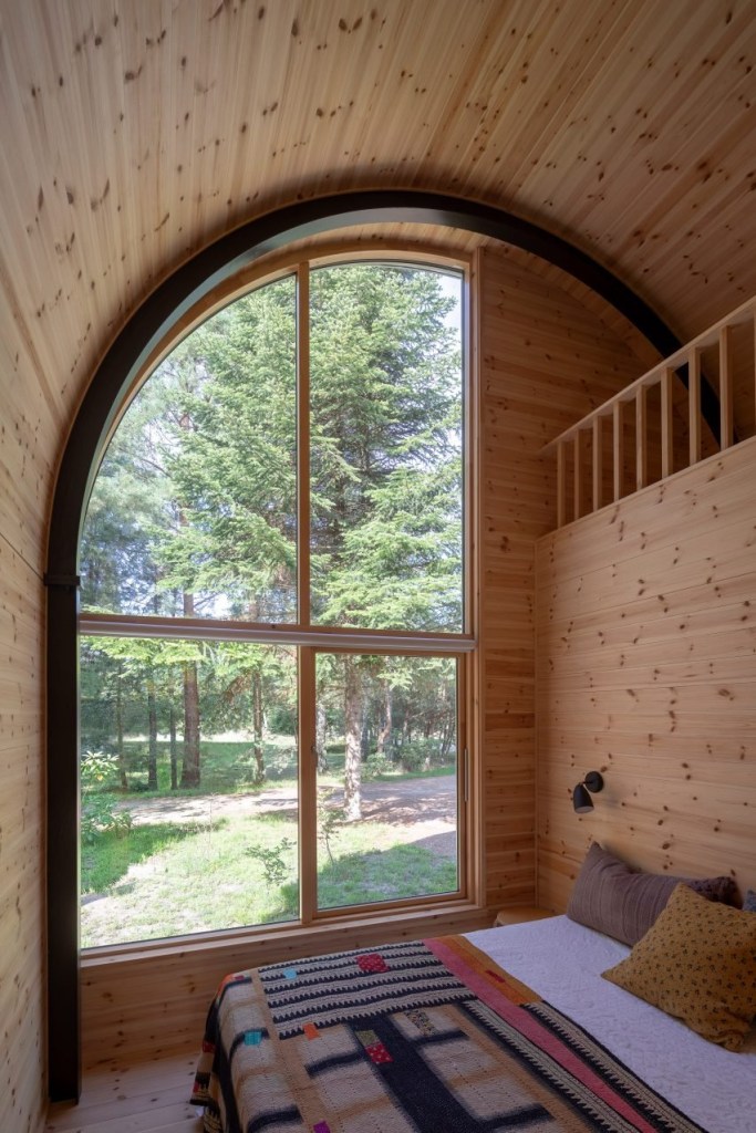 ambientes-cabanas-quarto-casa-interiores-dezeen-02