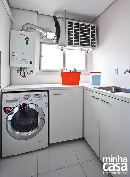<span>A marcenaria de MDF e o tampo de compensado foram revestidos de laminado branco. “O material resiste a respingos, basta evitar água empoçada”, diz a arquiteta Bruna Mello. Uma das portas do móvel baixo é basculante e esconde o cesto aramado para roupas limpas.</span> <span>A marcenaria de MDF e o tampo de compensado foram revestidos de laminado branco. “O material resiste a respingos, basta evitar água empoçada”, diz a arquiteta Bruna Mello. Uma das portas do móvel baixo é basculante e esconde o cesto aramado para roupas limpas.</span>