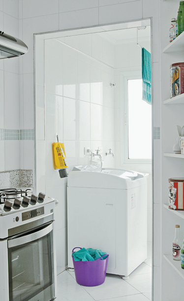 Integração com a lavanderia e boa marcenaria dão conforto à cozinha. Integração com a lavanderia e boa marcenaria dão conforto à cozinha.