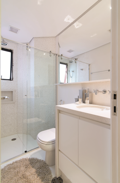 <span> O banheiro branquinho tem tamb&eacute;m seus atrativos: bancada e front&atilde;o da pia s&atilde;o de Silestone, e o revestimento de dentro do boxe &eacute; de m&aacute;rmore em relevo. Projeto da arquiteta Tha&iacute;s Margonari Bechara Sanches, s&oacute;cia do escrit&oacute;rio Madi Arquitetura e Design ao lado de Fatima Oliveira Cima e Juliana de C&aacute;ssia Distefano.</span>