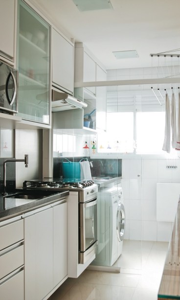 <span>Para aproveitar na cozinha a luminosidade que vem da área de serviço, os moradores separou os ambientes com uma porta de correr de vidro. Projeto da arquiteta Marina Barotti.</span> <span>Para aproveitar na cozinha a luminosidade que vem da área de serviço, os moradores separou os ambientes com uma porta de correr de vidro. Projeto da arquiteta Marina Barotti.</span>