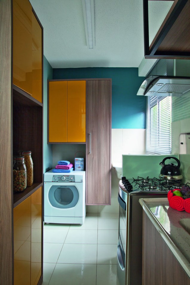 <span>O destaque do ambiente são os armários com portas em amarelo ouro. Projeto da designer de interiores Maria Veridiana Leoni, da M2House, e do arquiteto Kennory Weston, da KW Arquitetura.</span> <span>O destaque do ambiente são os armários com portas em amarelo ouro. Projeto da designer de interiores Maria Veridiana Leoni, da M2House, e do arquiteto Kennory Weston, da KW Arquitetura.</span>