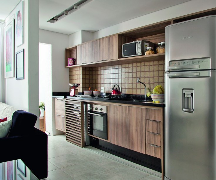 <span>A ausência de divisória entre cozinha e lavanderia evita a sensação de confinamento. E já que a ideia é integrar, a bancada única se estende pelos dois setores, assim como a marcenaria e o revestimento de parede. Já o piso de porcelanato (London Grigio, 52 x 52 cm, da Biancogres. C&C) em padrão cimentício cobre todo o apê, com exceção do banheiro. </span><span>Notou que o painel ripado oculta a lava e seca? Como o tanque fica embutido, no gabinete ao lado, a área de serviço passa despercebida. Projeto da arquiteta Renata Cáfaro.</span> <span>A ausência de divisória entre cozinha e lavanderia evita a sensação de confinamento. E já que a ideia é integrar, a bancada única se estende pelos dois setores, assim como a marcenaria e o revestimento de parede. Já o piso de porcelanato (London Grigio, 52 x 52 cm, da Biancogres. C&C) em padrão cimentício cobre todo o apê, com exceção do banheiro. </span><span>Notou que o painel ripado oculta a lava e seca? Como o tanque fica embutido, no gabinete ao lado, a área de serviço passa despercebida. Projeto da arquiteta Renata Cáfaro.</span>