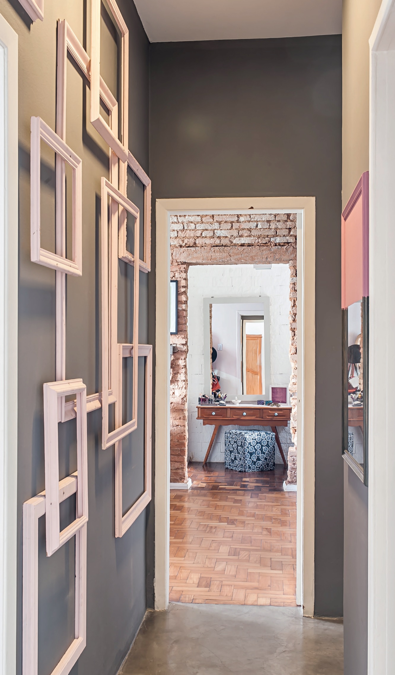 casa-com-decor-descolada-tem-balanco-teto-corredor
