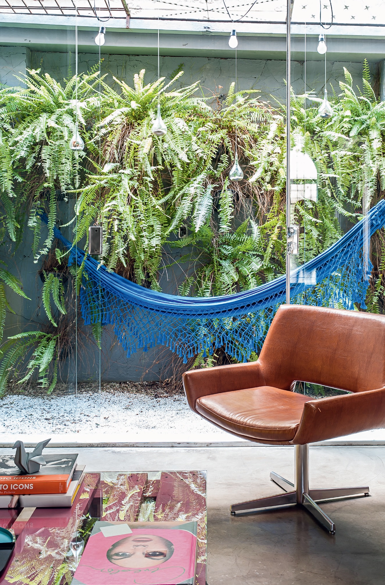 casa-com-decor-descolada-tem-balanco-teto-jardim