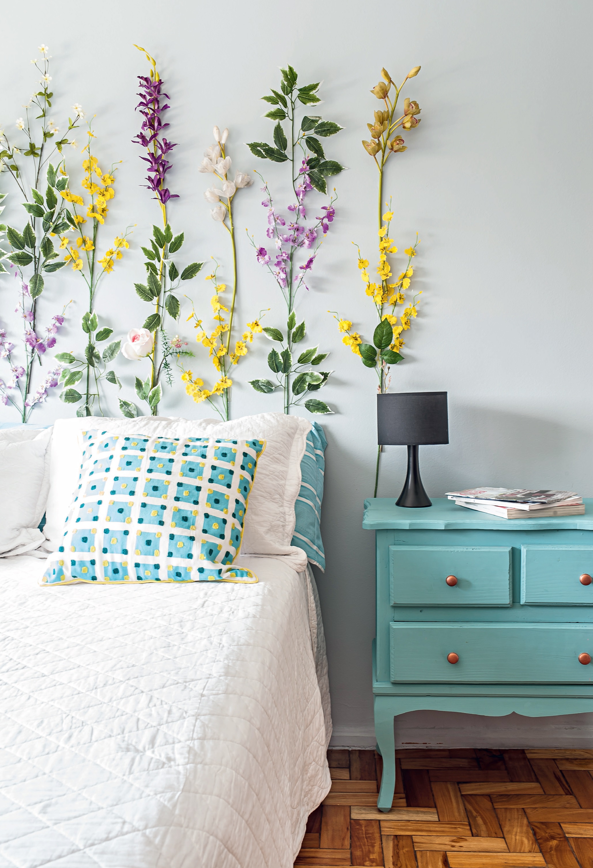 casa-com-decor-descolada-tem-balanco-teto-quarto-hospedes