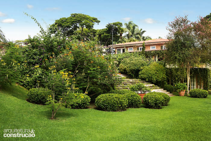 Jardim florido mescla estilos toscano e provençal