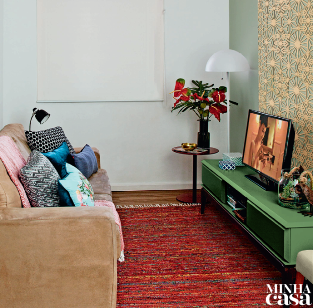 O estilo cl&aacute;ssico que a moradora queria e as solu&ccedil;&otilde;es surpreendentes fazem o charme da sala. Projeto da&nbsp;<span>arquiteta&nbsp;</span><span>Ana Yoshida.</span>