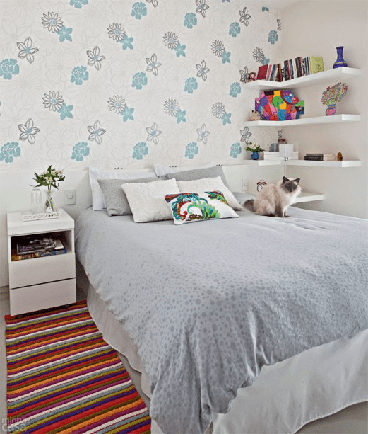 Um painel de MDF com 2,40 x 1,30 m, foi mantida como cabeceira da cama box e ganhou nova laca branca acetinada. O restante da parede cobriu-se de papel alem&atilde;o estampado de flores (Coelho Decora&ccedil;&otilde;es, R$ 300 o rolo de 0,50 x 10 m, da linha Punch). Projeto da arquiteta Cristiane Dilly.