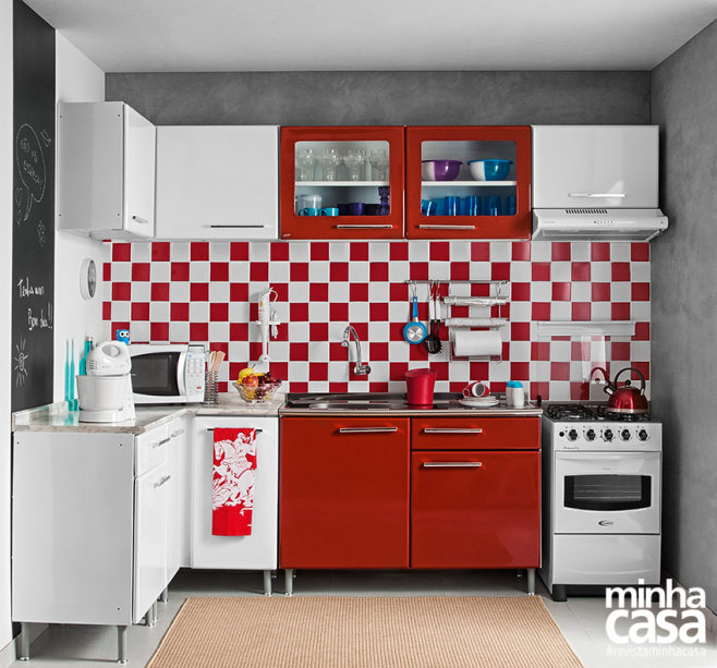 <span>O contraste criado pelas portas brancas e vermelhas remete ao efeito xadrez das pastilhas, conferindo unidade à ambientação. Projeto da arquiteta Beatriz Dutra.</span> <span>O contraste criado pelas portas brancas e vermelhas remete ao efeito xadrez das pastilhas, conferindo unidade à ambientação. Projeto da arquiteta Beatriz Dutra.</span>