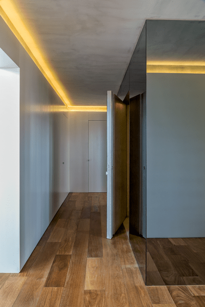 Junto ao teto do hall idealizado pelo arquiteto Giancarlo Rocco, recortes no gesso receberam perfis de alum&iacute;nio da Trust, onde foram coladas fitas de led 3 000 K compradas em loja de material el&eacute;trico.