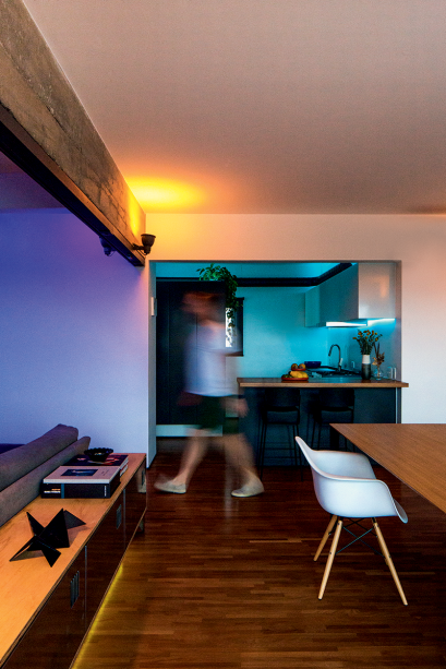 Os ambientes sociais integrados deste apartamento e o perfil geek de seus moradores possibilitaram ao Nitsche Arquitetos brincar com a cor. Para isso, usou-se um sistema da Philips chamado Hue, kit composto de l&acirc;mpadas lede roteador conectado a um app via wi-fi, cujo controle &eacute; feito pelo celular ou tablet. Assim, &eacute; poss&iacute;vel fazer diferentes cen&aacute;rios com luz branca em todas as suas temperaturas e tamb&eacute;m atingir centenas de combina&ccedil;&otilde;es coloridas.