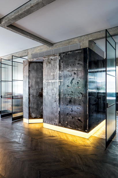 O arquiteto Gustavo Calazans criou um sofisticado sistema de ilumina&ccedil;&atilde;o nesta &aacute;rea social. A caixa de a&ccedil;o sustentada por pilares de concreto tem como arremate no ch&atilde;o um vidro serigrafado branco leitoso. Dentro dele, o m&oacute;dulo da Lumini, composto de chips de led presos a perfis de a&ccedil;o e dotados de difusor, confere a atmosfera acolhedora.