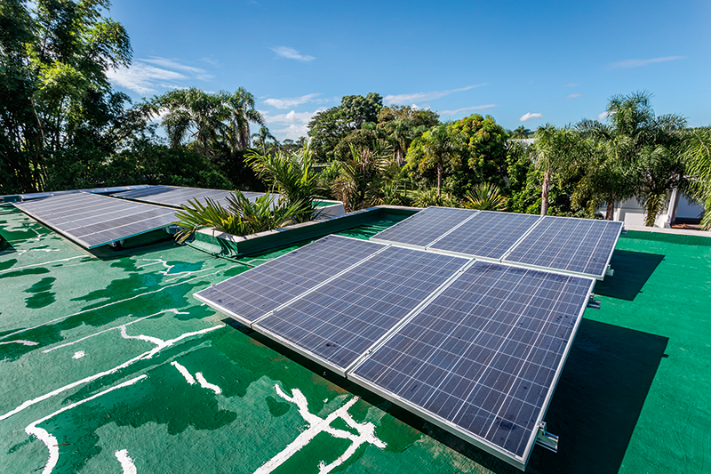 Energia solar: as 42 placas fotovoltaicas na cobertura geram eletricidade para todas as necessidades. Quando a produ&ccedil;&atilde;o &eacute; grande, o excedente vai para a rede p&uacute;blica e garante cr&eacute;ditos aos propriet&aacute;rios.