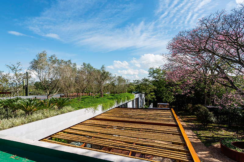 Telhado vivo: a &aacute;rea verde do lote que deu lugar &agrave; constru&ccedil;&atilde;o foi compensada pelos 350 m&sup2; da cobertura com jardim, irrigado com &aacute;gua de chuva e de re&uacute;so.A solu&ccedil;&atilde;o ainda garante mais conforto t&eacute;rmico &agrave; casa.