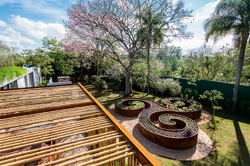 Horta: parte do paisagismo de Benedito Abbud, este canteiro curvo tem estrutura de a&ccedil;o corten e design que facilita os cuidados e remete ao triskle, s&iacute;mbolo de origem celta apreciado pelos moradores.