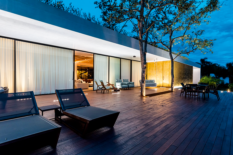 Ilumina&ccedil;&atilde;o econ&ocirc;mica: a casa toda recebeu l&acirc;mpadas de led para um consumo m&iacute;nimo de energia. Durante o dia, as grandes aberturas e os pontos de entrada zenital banham os ambientes com luz natural. Luminot&eacute;cnica de Amanda Pamato.