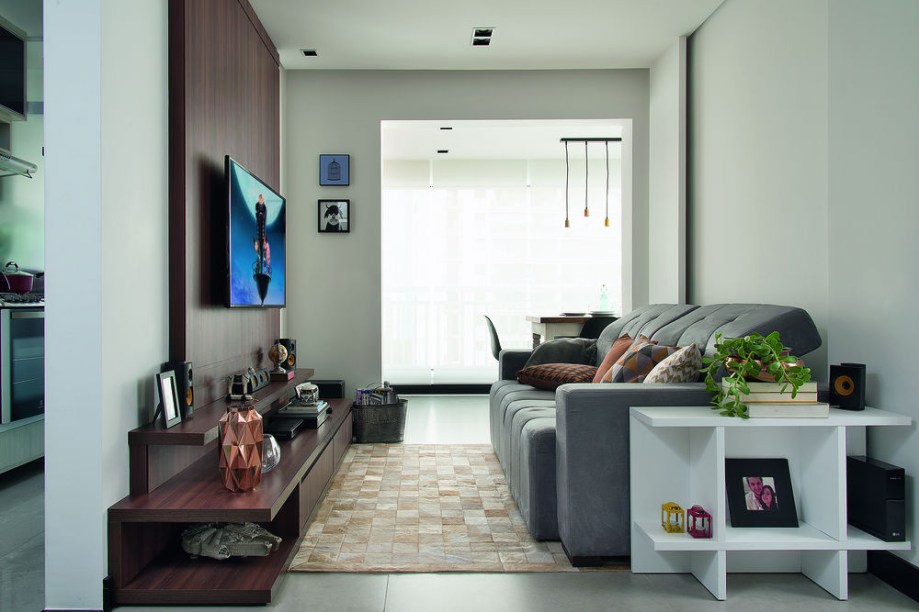 <span>Espaçosa, a sala de TV foi planejada com poucas peças, neutralidade e muita madeira. Os protagonistas são o rack com painel e o sofá de suede (Bulgari, 2,10 x 1,10 x 0,75 m*. Etna). Projeto do arquiteto André Bove, escritório Raduan Arquitetura.</span> <span>Espaçosa, a sala de TV foi planejada com poucas peças, neutralidade e muita madeira. Os protagonistas são o rack com painel e o sofá de suede (Bulgari, 2,10 x 1,10 x 0,75 m*. Etna). Projeto do arquiteto André Bove, escritório Raduan Arquitetura.</span>
