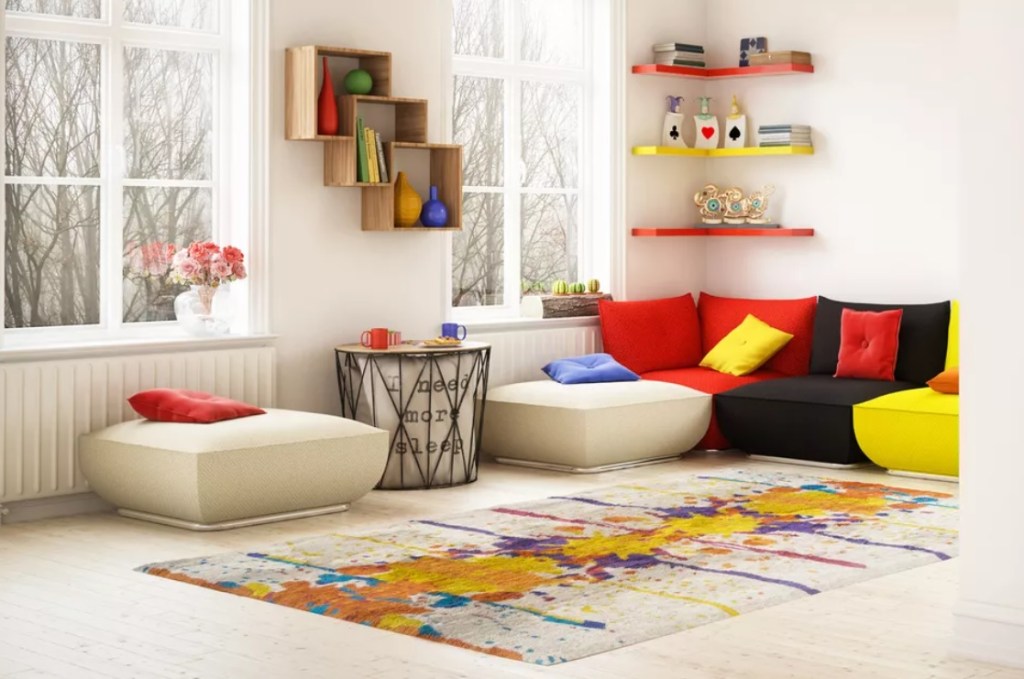 kindercore-estilo-decoração-sala-sofa-colorido-cores-primarias-the-spruce- Bulgac-Getty Images kindercore-estilo-decoração-sala-sofa-colorido-cores-primarias-the-spruce- Bulgac-Getty Images