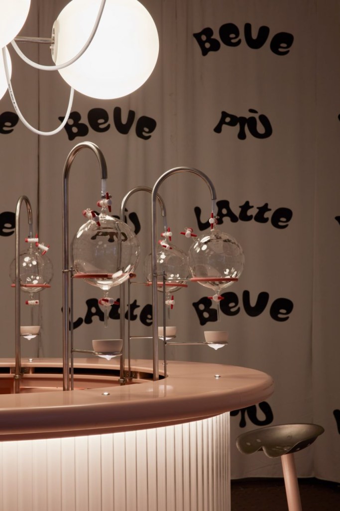 laranja-mecanica-leite-bar-herbarium-alcova-design-dezeen-02 laranja-mecanica-leite-bar-herbarium-alcova-design-dezeen-02