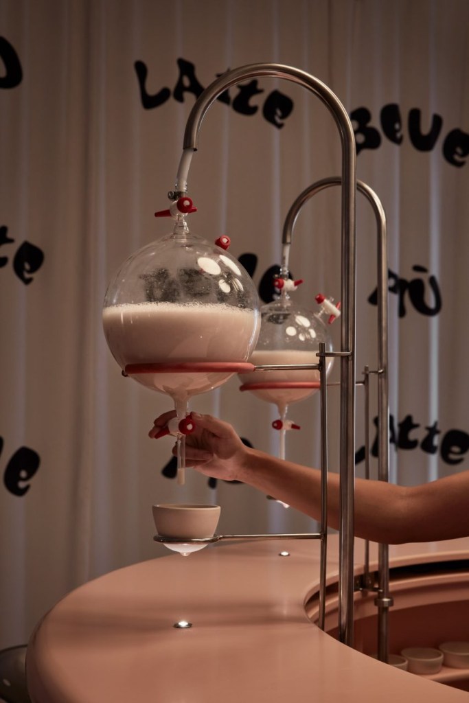 laranja-mecanica-leite-bar-herbarium-alcova-design-dezeen-03 laranja-mecanica-leite-bar-herbarium-alcova-design-dezeen-03