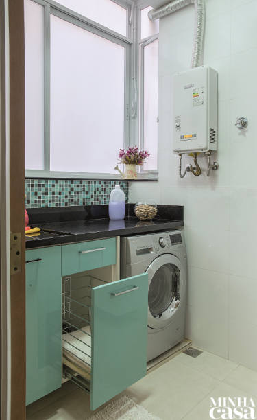 O espaço de 3,31 m² ficou funcional, facilitando a rotina da moradora. “Sugerimos uma bancada de granito com tanque de inox, liberando o espaço inferior para o gabinete. O tampo se prolonga até a outra ponta, por cima da máquina com abertura frontal, oferecendo uma área de apoio”, diz Cristina. Projeto das arquitetas Cristina Miccolis e Mariana Klem, do MK Arquitetura. O espaço de 3,31 m² ficou funcional, facilitando a rotina da moradora. “Sugerimos uma bancada de granito com tanque de inox, liberando o espaço inferior para o gabinete. O tampo se prolonga até a outra ponta, por cima da máquina com abertura frontal, oferecendo uma área de apoio”, diz Cristina. Projeto das arquitetas Cristina Miccolis e Mariana Klem, do MK Arquitetura.